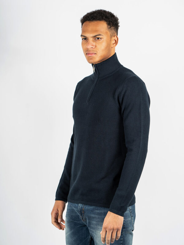 marcus langdon half zip 1570x2093c (4)